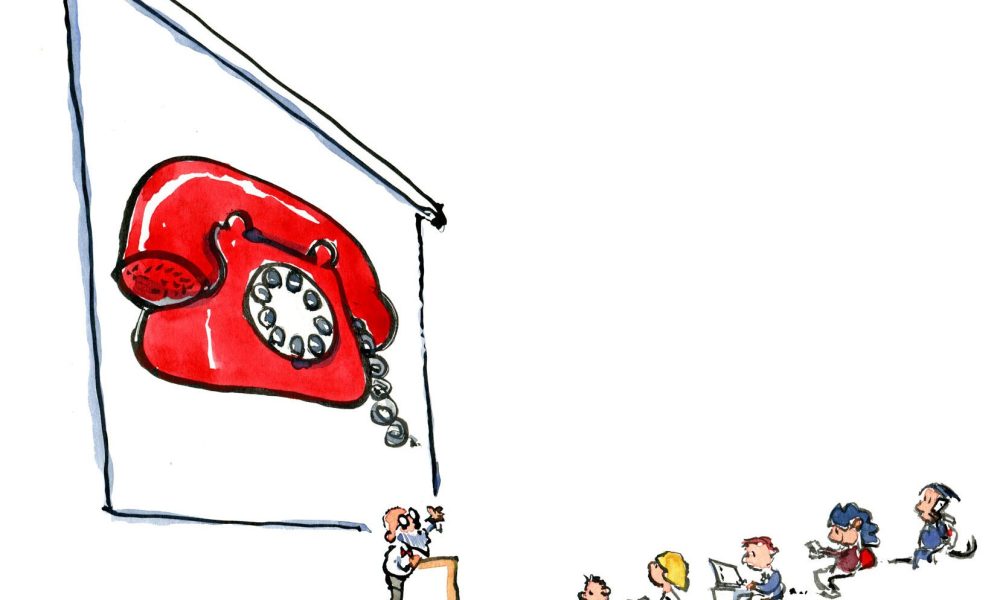 lecture on communication teory, while student catch up with social media