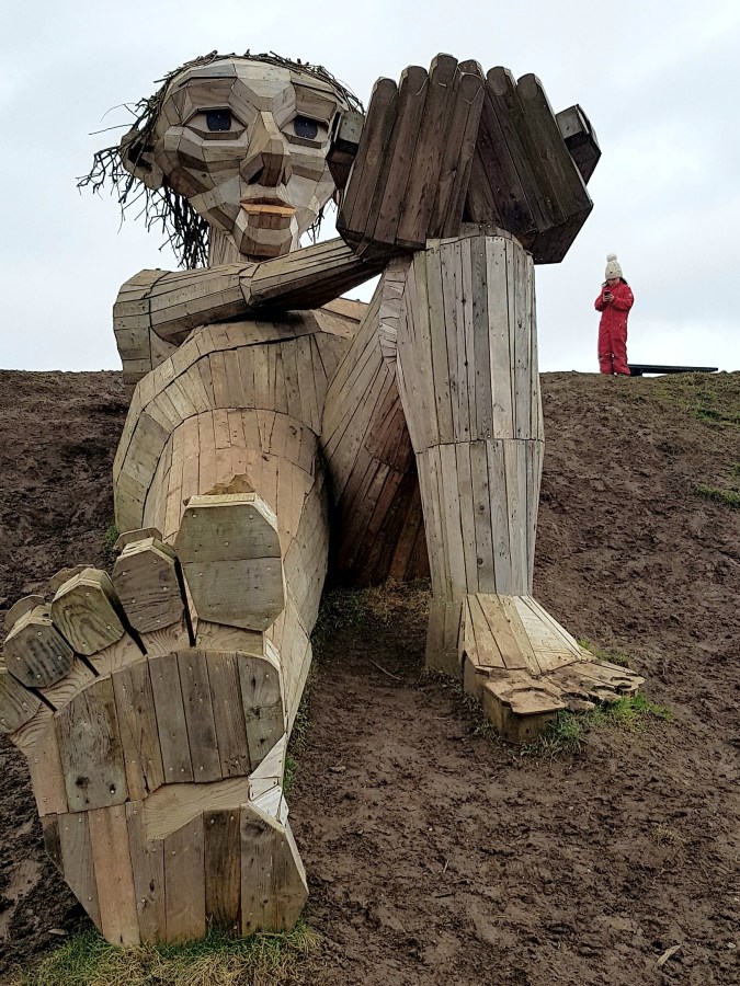 Photo of a wood sculpture called Hilltop Trine ( bakketop trine) by Thomas Dambo